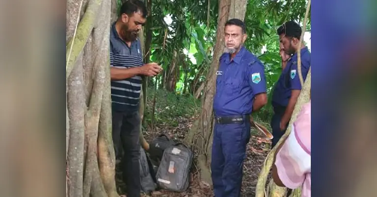 পরিত্যক্ত অবস্থায় উদ্ধার ল্যাপটপ